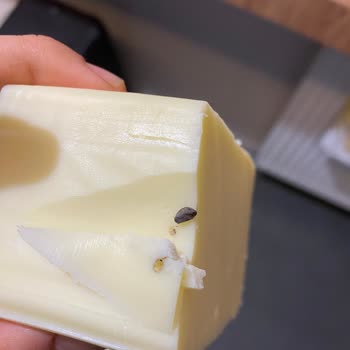 Kaşar Peynirinin İçinden Taş Çıktı