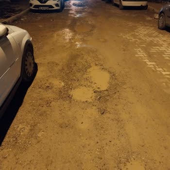 İzmir'de Yolların İhmal Edilmesi Mahalle Sakinlerini Mağdur Ediyor