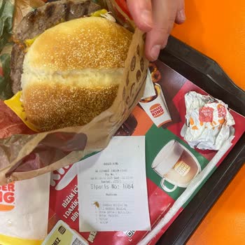 Yanlış Burger Ve İlgisiz Hizmet