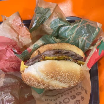 Yanlış Burger Ve İlgisiz Hizmet