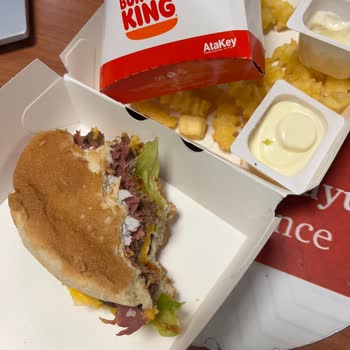 Burgerde İstenmeyen Sürpriz: Peçeteli Hamburger