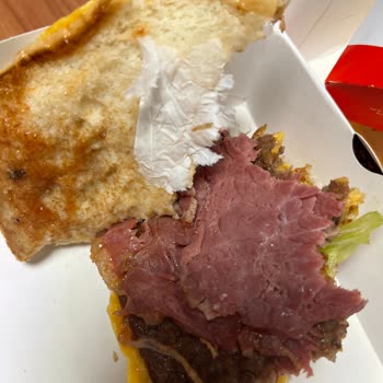 Burgerde İstenmeyen Sürpriz: Peçeteli Hamburger