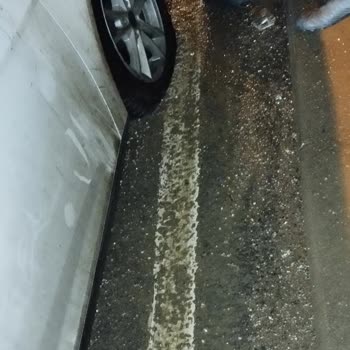 Yarım Kapatılan Çukur Yüzünden Araç Hasarı