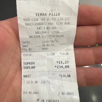 Pizza Siparişimde Böcek Şoku