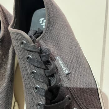 Zapatos Superga, decoloración temprana, solicito asistencia