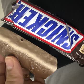 Snickers 50g Had White and Brown Discoloration Despite Being in Date