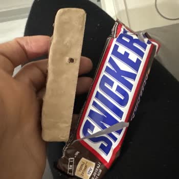 Snickers 50g Had White and Brown Discoloration Despite Being in Date