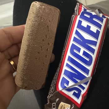 Snickers 50g Had White and Brown Discoloration Despite Being in Date