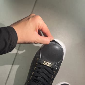 Guess Ayakkabıda Renk Ve Dayanıklılık Sorunu