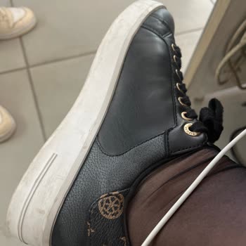 Guess Ayakkabıda Renk Ve Dayanıklılık Sorunu