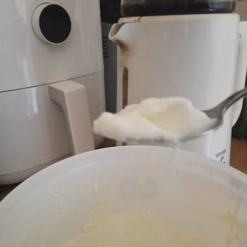 Yoğurt İçinde Şeffaf Madde Şoku