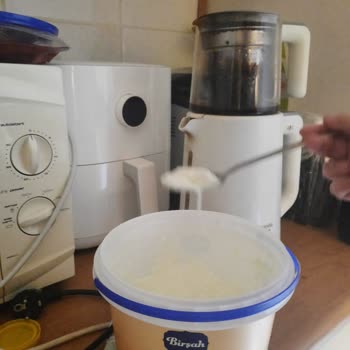 Yoğurt İçinde Şeffaf Madde Şoku