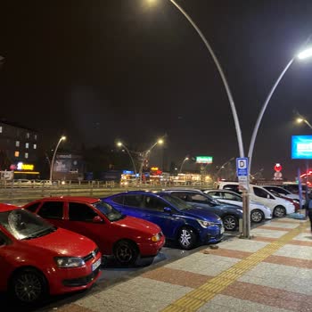 Otobüs Durağındaki Park Sorunu Tehlike Saçıyor