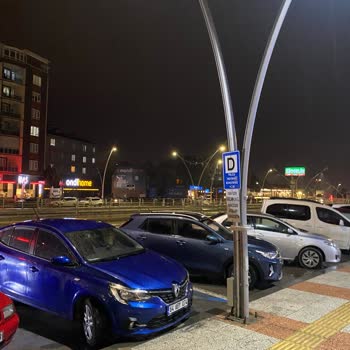 Otobüs Durağındaki Park Sorunu Tehlike Saçıyor