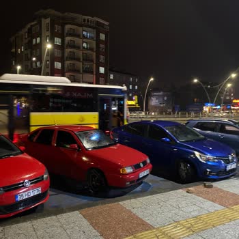 Otobüs Durağındaki Park Sorunu Tehlike Saçıyor