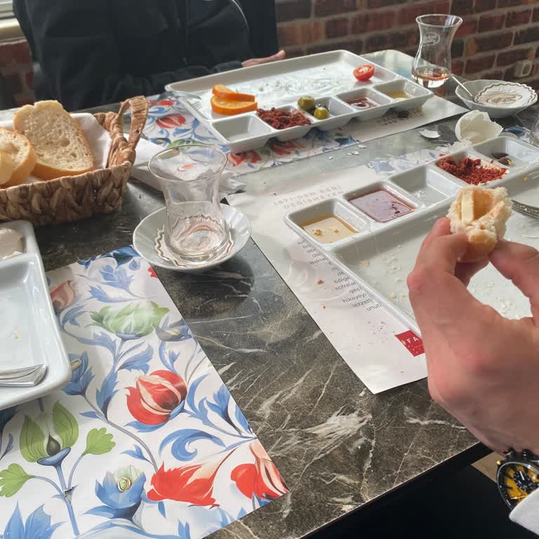 Soğuk Kahvaltı Ve İlgisiz Hizmet