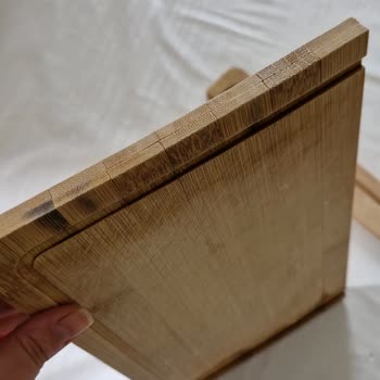 Bambum Kesme Tahtasında Çatlak Ve İlgisiz Müşteri Hizmetleri