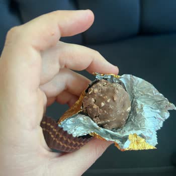 Купленные  Ferrero Rocher оказались с белыми пятнами