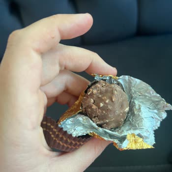Купленные  Ferrero Rocher оказались с белыми пятнами