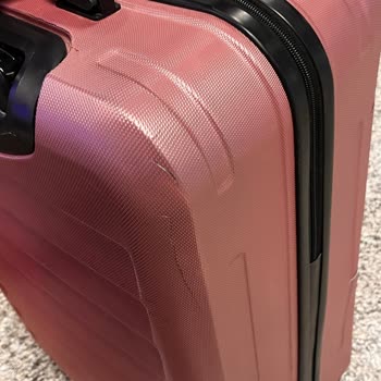 Pegasus zerrissener Koffer und fehlender Schalter nach Transitflug