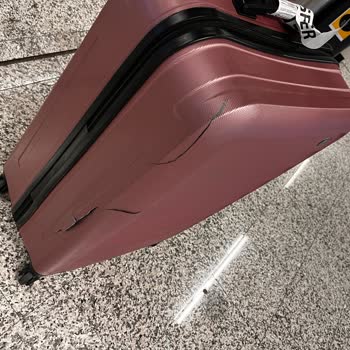 Pegasus zerrissener Koffer und fehlender Schalter nach Transitflug