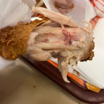 Popeyes'te Sağlık Tehlikesi: Kanlı Tavuk Servisi