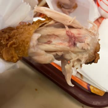 Popeyes'te Sağlık Tehlikesi: Kanlı Tavuk Servisi