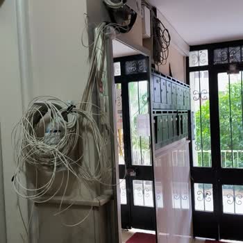 Türk Telekom Apartmanda Dağınık Kablolar Güvenlik Riski Oluşturuyor!