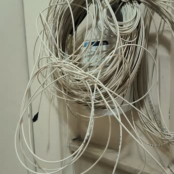 Türk Telekom Apartmanda Dağınık Kablolar Güvenlik Riski Oluşturuyor!