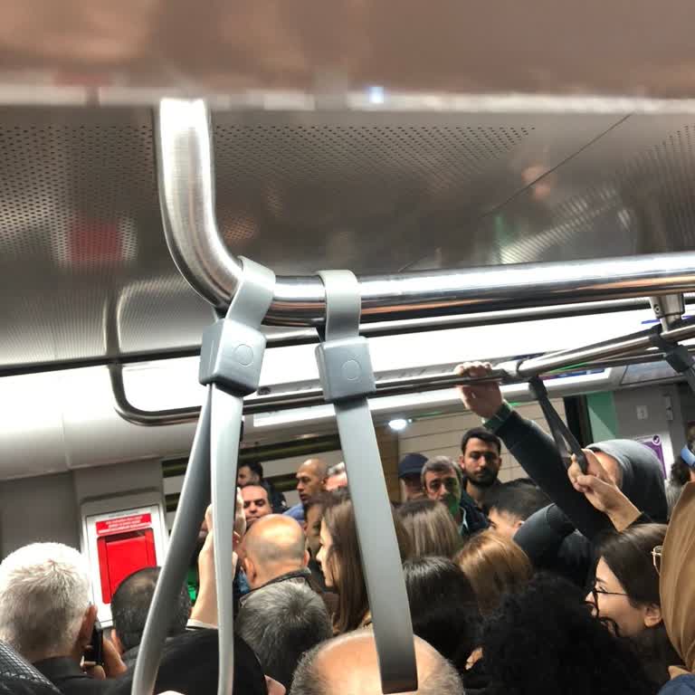 Yoğun Metro Seferleri Ve Çözüm Eksikliği