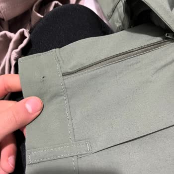 Kopuk Düğmeler Ve Kısa Paçalarla Gelen Pantolonlar