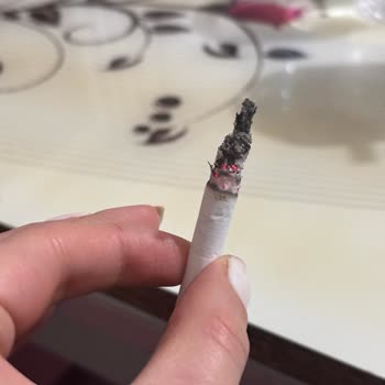 Marlboro Edge Paketlerinden Çıkan Ağaç Parçaları
