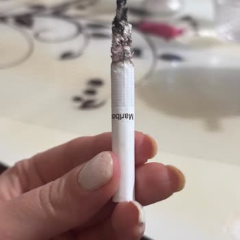 Marlboro Edge Paketlerinden Çıkan Ağaç Parçaları