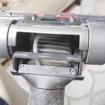 Dyson Cinetic Big Ball Absolute 2 Does Not Stop Releasing Dust Even After Service