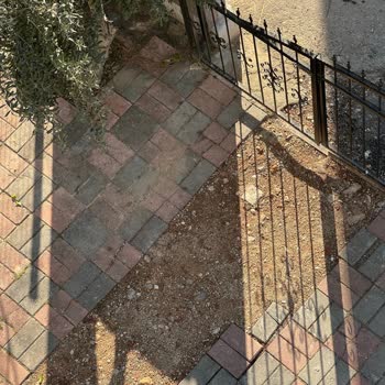 Bahçe Taşları Ve Bitmeyen Bekleyiş