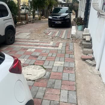 Bahçe Taşları Ve Bitmeyen Bekleyiş