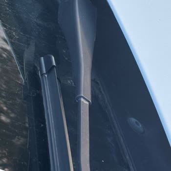 BMW 3.16i Ön Cam Izgarası Kronik Çatlak Sorunu