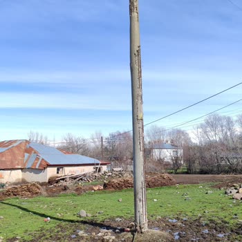 Tehlike Saçan Yüksek Gerilim Direği Ve İlgisiz Yetkililer