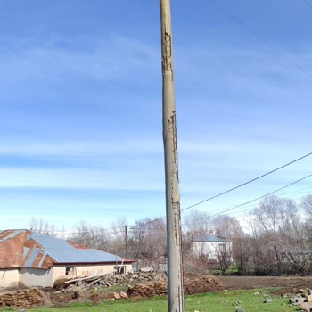 Tehlike Saçan Yüksek Gerilim Direği Ve İlgisiz Yetkililer