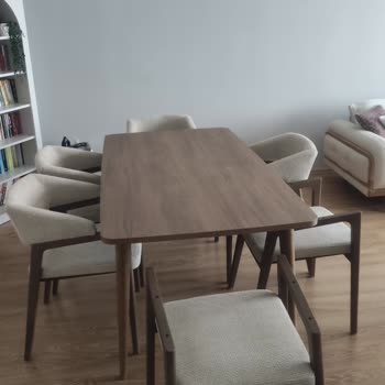 Eksik Sandalye Sırtları Ve Uzayan Bekleyiş