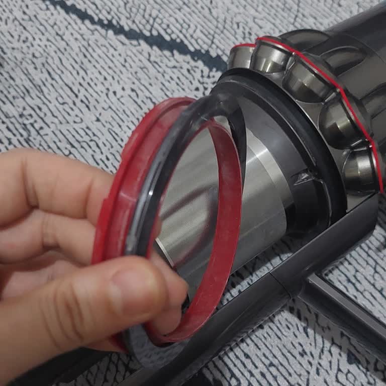 Dyson Süpürgemin Kırmızı Lastiği Çıktı Ve Takılamıyor