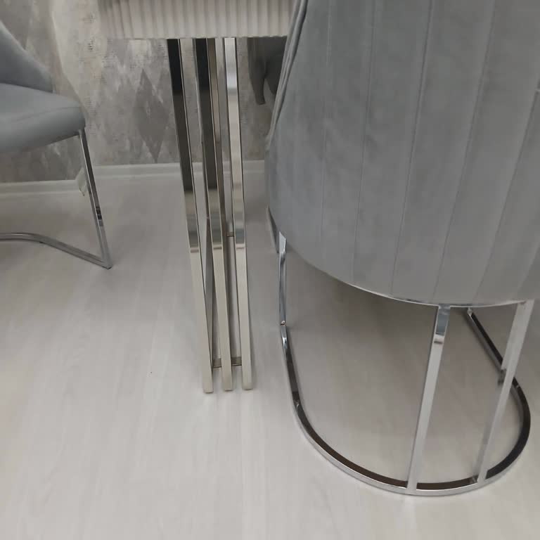 Yanlış Renkte Masa Ve Sandalye Ayakları