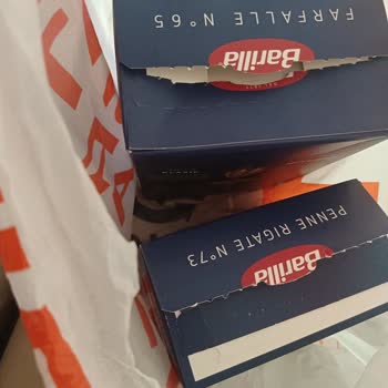 Açılmış Makarna Paketleri Ve Bozulmuş Sebzelerle İlgili Hayal Kırıklığı