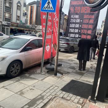 Kaldırımda Yaya Trafiğini Engelleyen Branda Sorunu