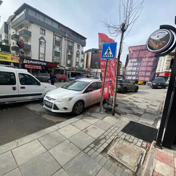 Kaldırımda Yaya Trafiğini Engelleyen Branda Sorunu