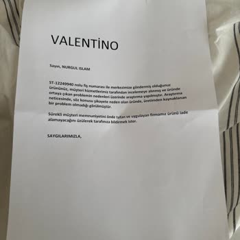 Valentino Çantada Dikiş Ve Renk Problemi