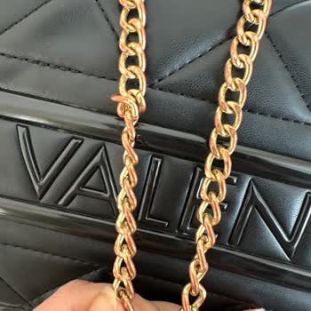 Valentino Çantada Dikiş Ve Renk Problemi