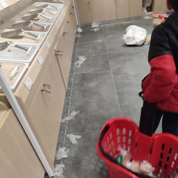Makbul Mağazası'nda Temizlik Sorunu Ve Kötü Görüntü