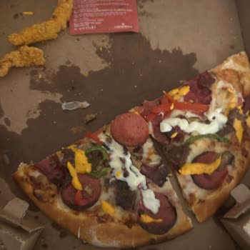 Domino's Pizza Yanmış Pizza Ve Tehlikeli Cisim