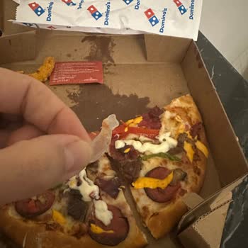 Domino's Pizza Yanmış Pizza Ve Tehlikeli Cisim